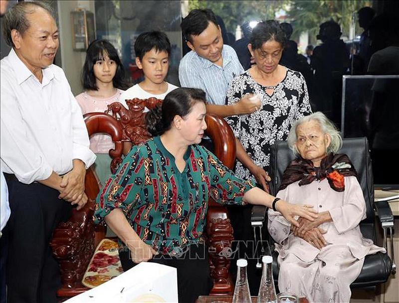 20-7-2020 Kim Ngân, chủ tịch quốc hội, đã đi thăm bà mẹ Việt Nam Anh Hùng có tên là Trần Thị Ám Ảnh, 98 tuổi, tại thành 