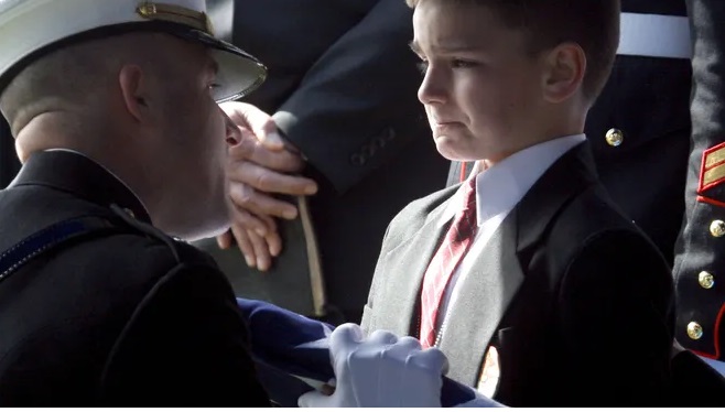 Christian Golcyznski, 8 tuổi, trong đám tang của Cha – Marine Staff Sgt. Marcus Golcyznski – tử trận tại Iraq, 2007. (1)