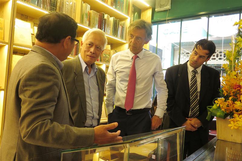 Giáo sư thiên văn học Trịnh Xuân Thuận (thứ hai, trái) và sử gia Philippe Papin tìm hiểu về sách xuất bản tại Sài Gòn tr