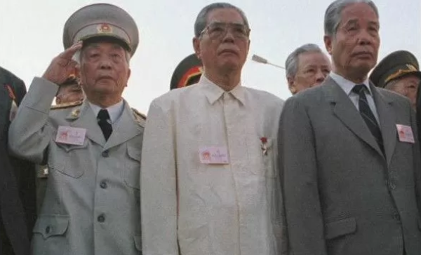 Từ trái qua Võ Nguyên Giáp, Nguyễn Văn Linh và Đỗ Mười