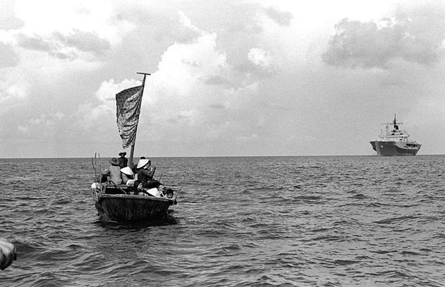 ThuyenNhanvuotbien-Tàu Ile de Lumière (phải) chuẩn bị vớt một con thuyền của thuyền nhân Việt Nam. (Hình- Từ Thức cung c