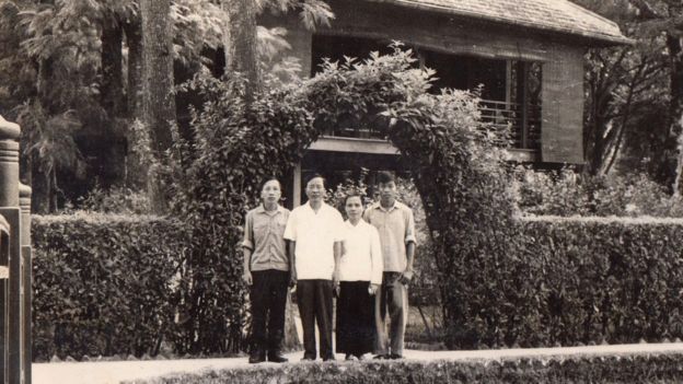 Ông Nguyễn Hữu Vinh (bìa phải) cùng cha, mẹ, anh cả (bìa trái), thăm nhà sàn của cố Chủ tịch Việt Nam ông Hồ Chí Minh, n