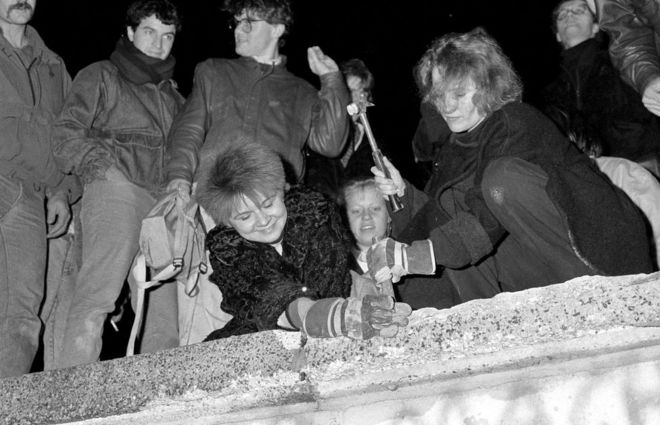 Bức tường Berlin được mở toang một cách tình cờ vào hôm 9-11-1989, khi một quan chức trong Đảng Cộng sản Đông Đức tuy