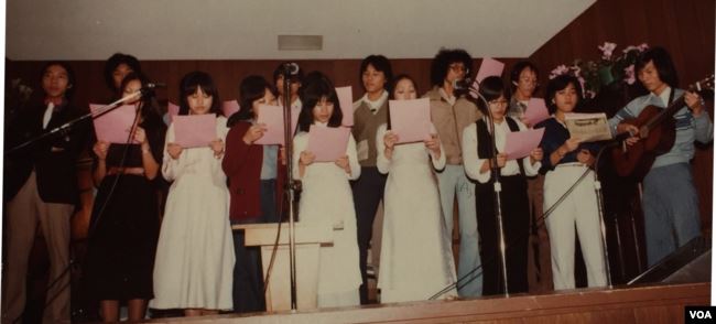 Sinh viên Đại học Berkeley hát cho thuyền nhân tháng 2-1982. Tác giả với đàn ghi-ta (Ảnh Bùi Văn Phú)