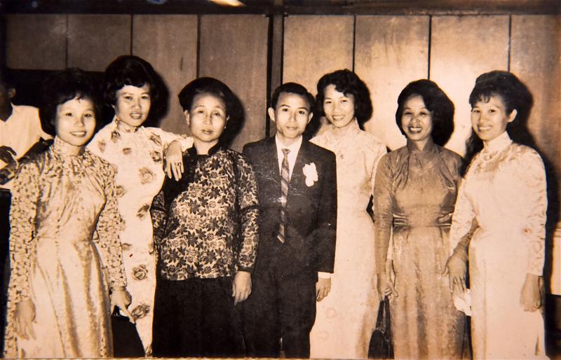 Chú rể Hoàng Hữu Minh và cô dâu (giữa) trong lễ cưới tại Rạch Giá năm 1965. (Hình Văn Lan-Người Việt chụp lại)