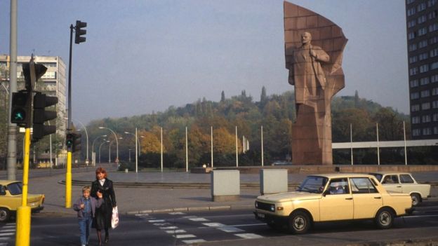 Cuộc sống trước đây- cho đến 10-1989, bức tượng Lenin này vẫn đứng sừng sững ở Quảng trường Lenin ở Đông Berlin 