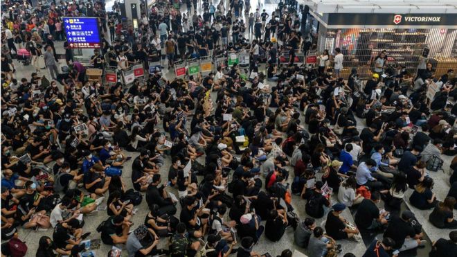 Đám đông lớn tiếp tục tập trung tại sân bay Hong Kong hôm thứ Ba 13-8-2019
