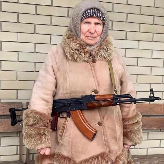 Bà má Ukraine cầm súng