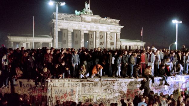 Bức tường Berlin sụp đổ ngày 9-11-1989 làm Việt Nam bị sốc 