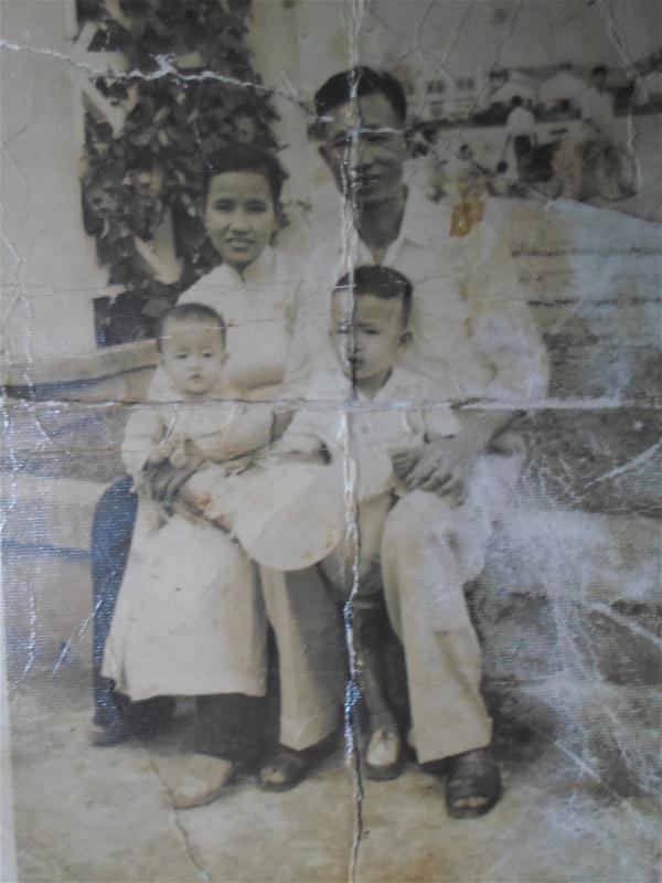 Gia đình Bùi Văn Trình ở bến Bạch Đằng - Sài Gòn 