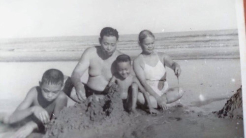 Nguyễn Tất Trung (cậu con trai nhỏ) hạnh phúc trong gia đình tướng Chu Văn Tấn. Nguồn riêng của tác giả-2