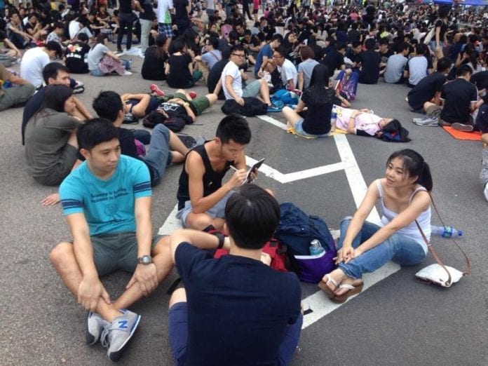 Nancy Nguyễn (áo T-Shirt trắng, bên phải) cùng các bạn Hongkong trong cuộc biểu tình cuối Tháng Sáu 2019. (Hình Tư liệu 
