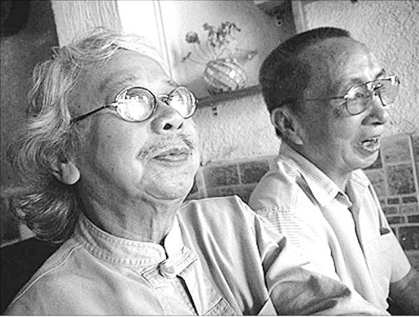 Cung Tích Biền (trái) và Dương Nghiễm Mậu trong dịp tưởng niệm nhà thơ Hoàng Trúc Ly ngày 23 Tháng Mười Hai, 2013. (Hình