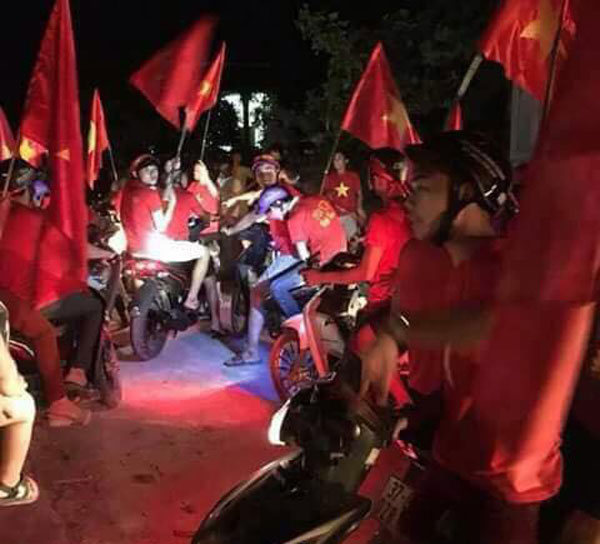 Một nhóm những thanh niên mặc áo thun đỏ sao vàng, mang theo cờ đỏ chạy xe máy vào địa bàn giáo họ Văn Thai, hò hét gây 