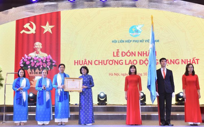 Hội LHPN Việt Nam vinh dự đón nhận Huân chương Lao động hạng nhất.