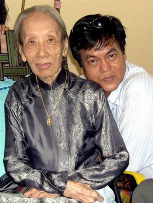Bà Tùng Long và nhà văn Nguyễn Đông Thức (con trai bà Tùng Long)