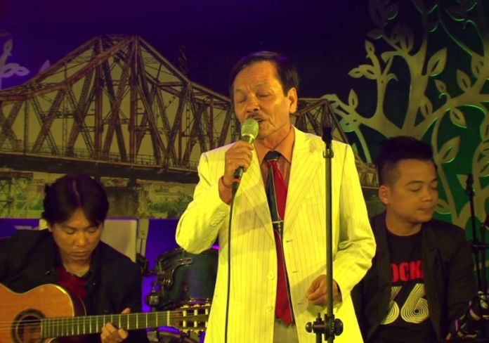 Ca sĩ 'Lộc Vàng' trở lại sân khấu Nhạc Vàng Hà Nội sau 10 năm tù vì hát Nhạc Vàng. (Hình- Trần Đình Sơn)