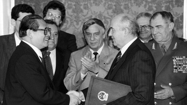 TBT Giang Trạch Dân của Trung Quốc ký hiệp định biên giới với những lãnh đạo cuối cùng của Liên Xô tại Moscow năm 1991