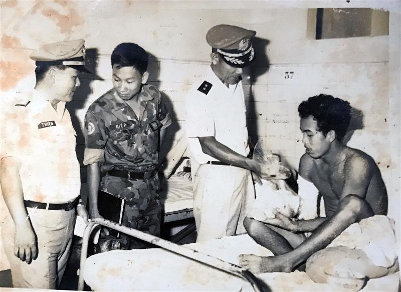 Ông Phan Điệp (thứ hai, trái), biên tập viên Cảnh Sát Dã Chiến, tại bệnh viện Chợ Rẫy năm 1969. (Hình Phan Điệp cung cấp