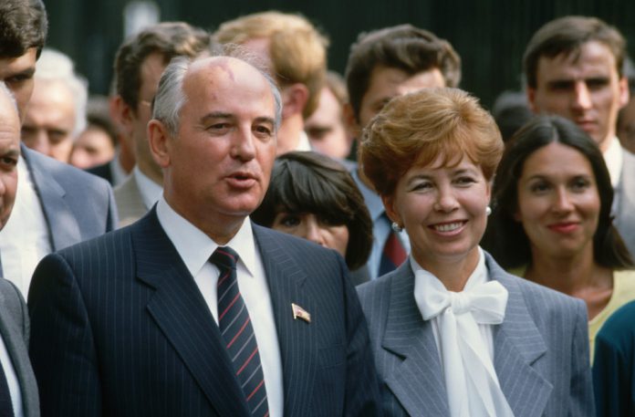 Mikhail Gorbachev và vợ
