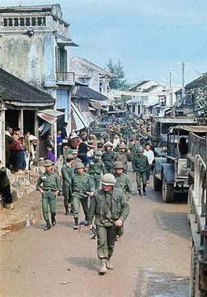 Một đơn vị lính Mỹ hành quân tại Huế.