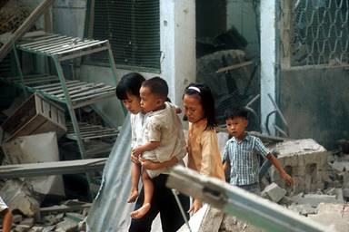 Mậu Thân Sài Gòn 1968 - Một vài em nhỏ trên đường về nhà, ngang qua nhà tôi có cửa sắt màu xanh và nhà Hồng, con cô Thu 