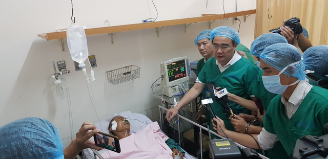Bí thư Thành ủy Nguyễn Thiện Nhân thăm hiệp sĩ Trần Văn Hoàng đang điều trị tích cực tại Bệnh viện Nhân Dân 115 - Ảnh- B