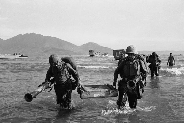 Members of the 9th U.S. Marine Expeditionary Force go ashore in Danang, South Vietnam, March 8, 1965. quandoihoakydobova