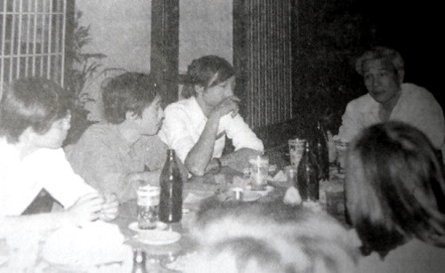 Bùi Chí Vinh ngồi cạnh ông Võ Văn Kiệt ở đầu bàn. Nhà văn Lê Dụng (con nhạc sĩ Hoàng Việt) ngồi cạnh Bùi Chí Vinh