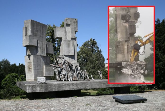 Bức tượng được dựng từ 1972 đã bị phá bỏ hôm 24-8-2022. Ảnh Interia.pl