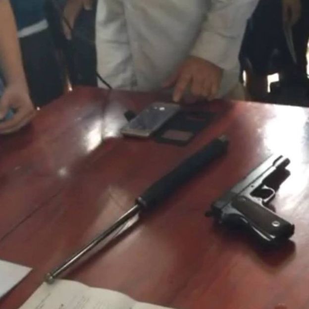 Hình ảnh súng và dùi cui được giáo dân quay lại khi vụ việc xảy ra hôm 4-9-2017tainhalinhmucnguyenduytan 