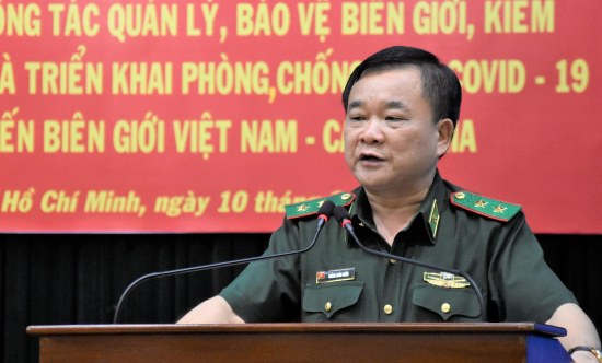 Tướng Hoàng Xuân Chiến phát biểu trong hội nghị hồi tháng 3-2020. Ảnh Báo Biên Phòng.