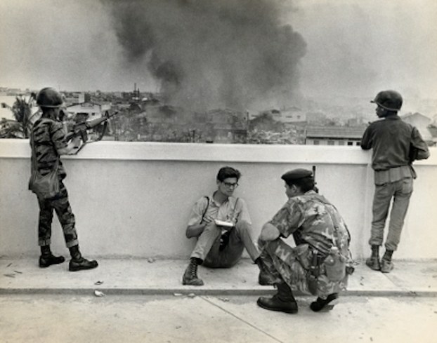 nhà báo Dan Southerland phỏng vấn cố vấn Mỹ trong trận Mậu Thân 11 tháng 5 năm 1968 trên một nóc nhà Sài Gòn