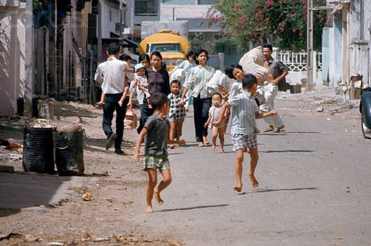 Mậu Thân Sài Gòn 1968 - Bà con trong xóm tôi đang tản cư, bên trái chổ xe màu vàng là trước cơ sở làm thuốc Nguyễn Chí N