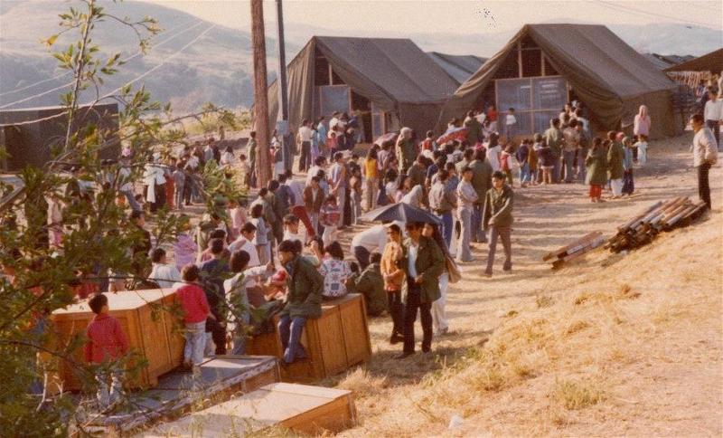 Xếp hàng trong giờ ăn ở trại tị nạn Camp Pendleton năm 1975.