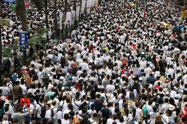Hàng trăm ngàn người Hong Kong đã xuống đường biểu tình vào ngày Chủ Nhật, 9-6-2019, để phản đối dự luật dẫn độ về Trung