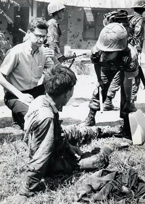 Một quân nhân Việt Nam Cộng Hòa hỏi cung tù binh cộng sản, bên trái là ông Southerland, trong trận Mậu Thân 11 tháng 5 n