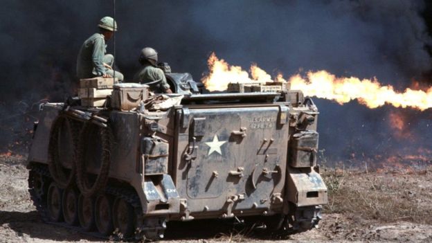 Xe tang - Xe bọc thép Mỹ bắn súng phun lửa ở Nam VN 
