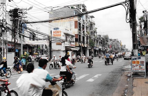 Đường Phạm Hồng Thái, nối dài Lê Văn Duyệt, nay là Cách mạng Tháng 8, chỗ rẽ vào đường Thánh Mẫu, nay là Bành Văn Trân. 