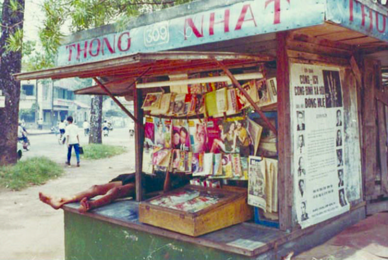 Sai Gon xua - Một sạp báo trên đường phố Sài Gòn trước năm 1975. (Hình Viên Linh cung cấp)