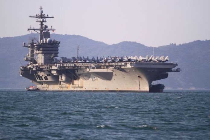 Hàng không mẫu hạm USS Carl Vinson thả neo ở bờ biển Đà Nẵng với nhiều máy bay chiến đấu đậu trên boong tàu. (Hình LINH 