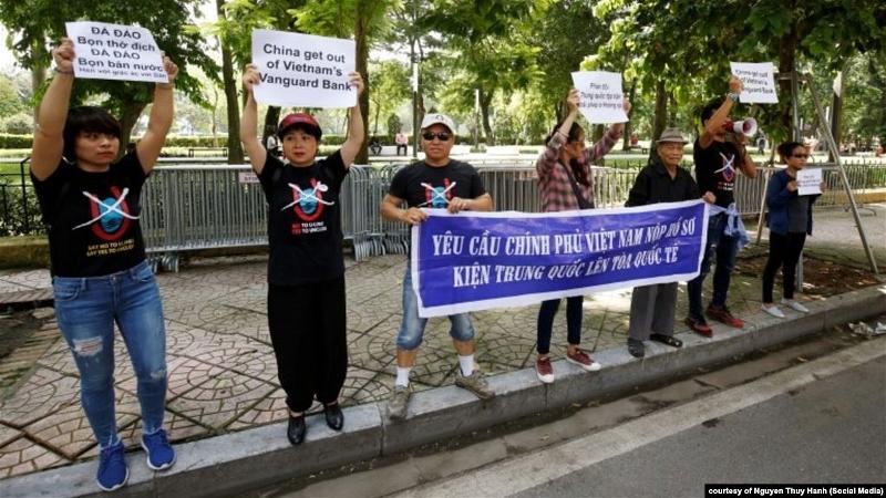 Khoảng 10 nhà hoạt động biểu tình về vụ Bãi Tư Chính ở phía trước Đại sứ quán Trung Quốc ở Hà Nội, 6-8-2019