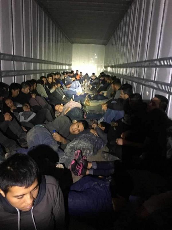 Cảnh người di cư trốn trong container