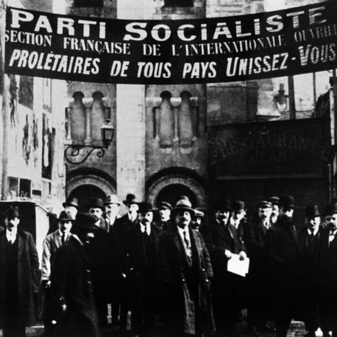 Đảng Xã hội Pháp mà Hồ Chí Minh là thành viên đã có cuộc bỏ phiếu năm 1920 để một phái tách ra lập đảng cộng sản 