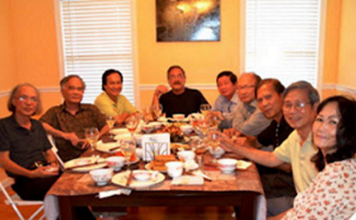 Từ trái qua - anh Chân Phương, Đặng Ngọc Cương, Hàng Văn Bé, họa sĩ Nguyễn Trọng Khôi, Trần Trung Đạo, Nguyễn Ngọc Phong
