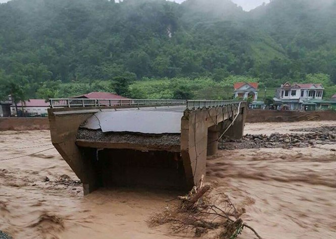Cầu dân sinh tại TT.Ít Ong (H.Mường La, Sơn La) bị đứt gãy do mưa lũ rạng sáng 3.8Ảnh- Việt Hồng