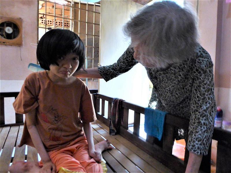 Thụy Vũ và cháu Khôi Thụy, bị tật từ trước 1975 khi mới 2 tuổi, tại nhà riêng ở Lộc Ninh.