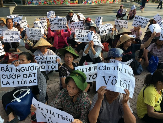 Những nông dân Dương Nội biểu tình bên ngoài phiên toà xử một người tranh đấu vì đất đai là bà Cấn Thị Thêu ở Hà Nội hôm
