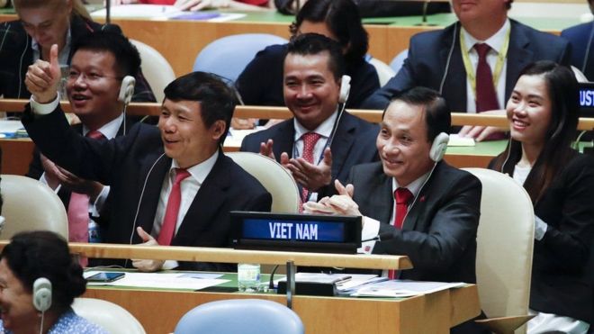 Thứ trưởng Ngoại giao Lê Hoài Trung (phải) vui mừng khi nghe kết quả bỏ phiếu bầu Việt Nam vào Hội đồng Bảo an hôm 7-6