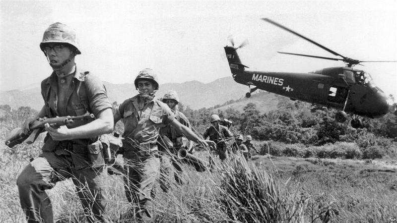 Lính Mỹ truy bắt Việt Cộng tại Đà Nẵng, tháng Tư 1965.
